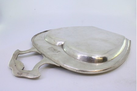 Apanha migalhas em prata com rebordo perlado e relevos na pega.